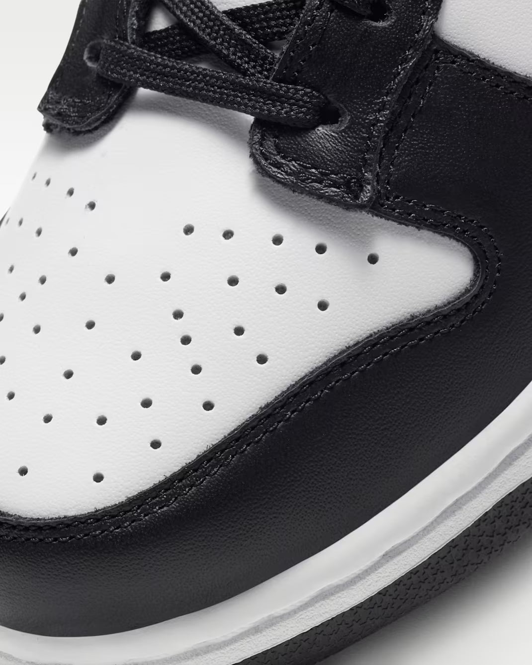 Nike SB Dunk Low "Panda"