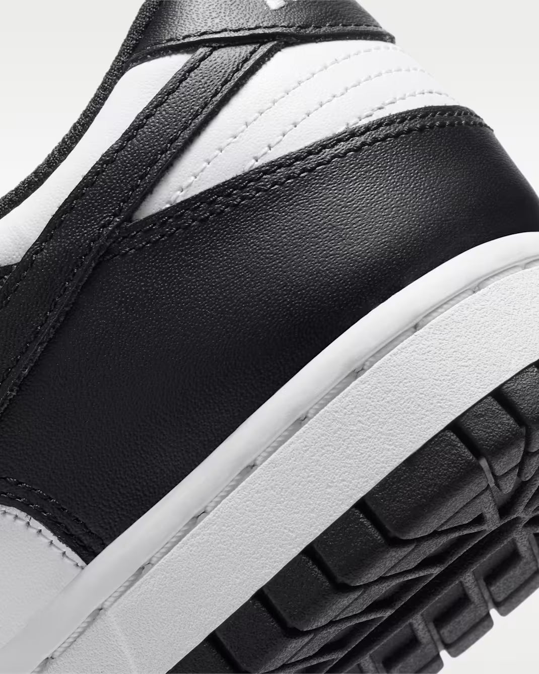 Nike SB Dunk Low "Panda"